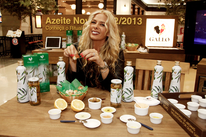 Adriane Galisteu se delicia com azeites em São Paulo