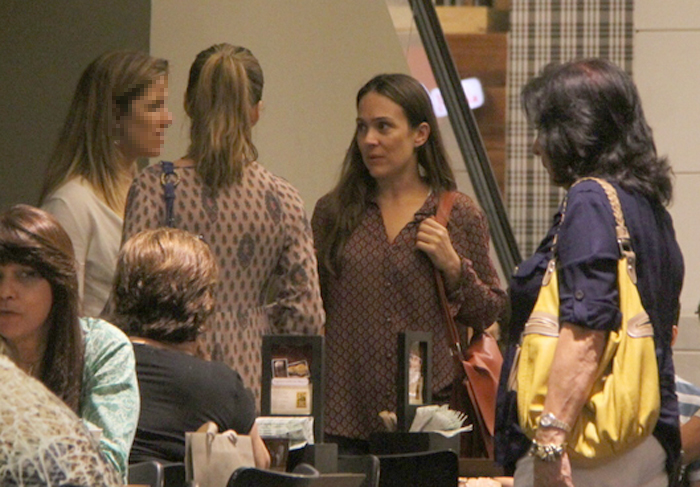 Ingrid Guimarães e Gabriela Duarte batem papo em shopping no Rio