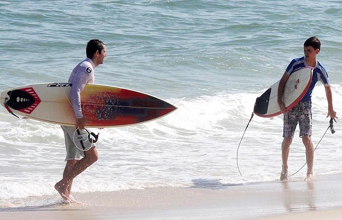 Vladimir Britcha surfa com filho de Adriana Esteves, na Barra