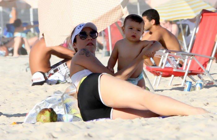 Luana Piovani se diverte com o filho em tarde de praia