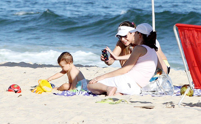 Luana Piovani se diverte com o filho em tarde de praia