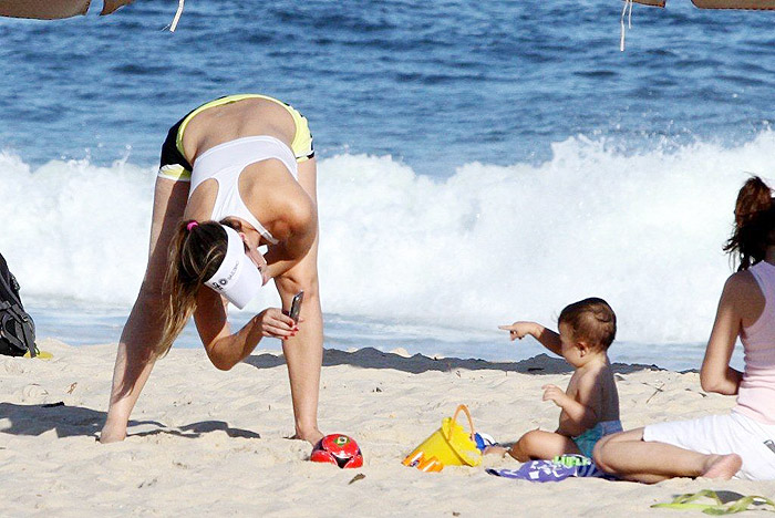 Luana Piovani se diverte com o filho em tarde de praia