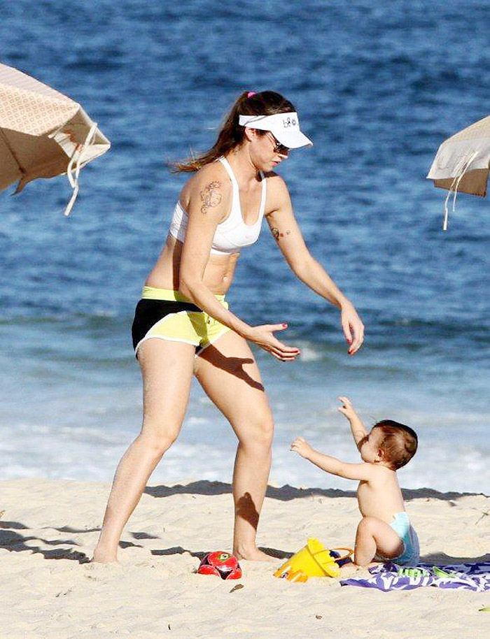 Luana Piovani se diverte com o filho em tarde de praia