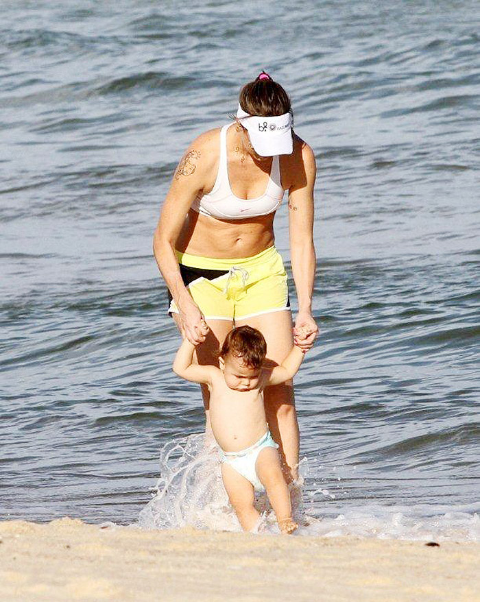 Luana Piovani se diverte com o filho em tarde de praia