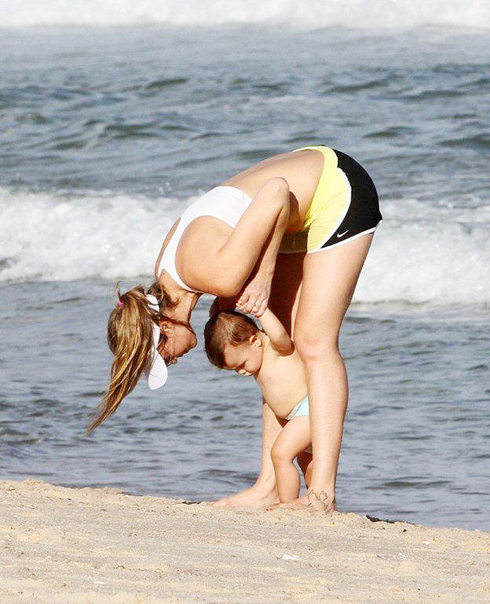 Luana Piovani se diverte com o filho em tarde de praia