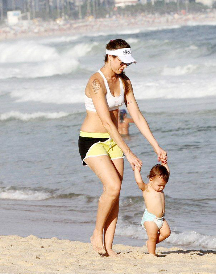 Luana Piovani se diverte com o filho em tarde de praia