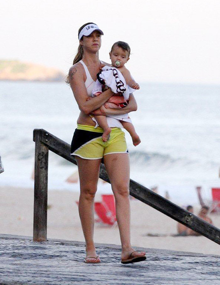 Luana Piovani se diverte com o filho em tarde de praia