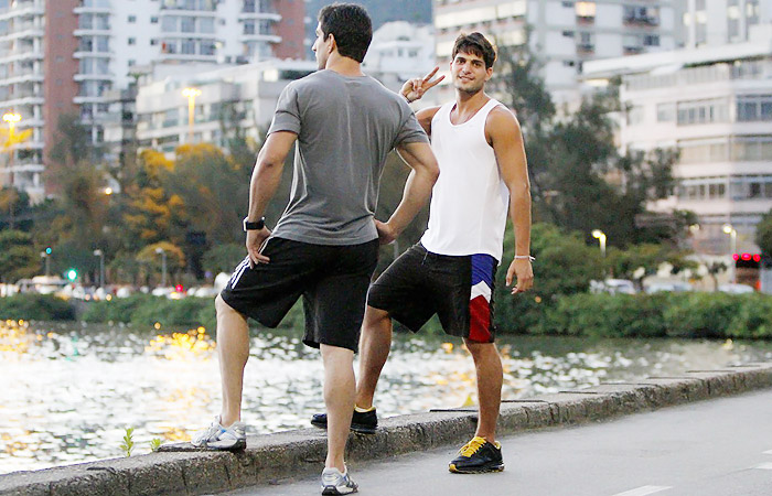 Ex-BBB André Martinelli malha com amigos no Rio de Janeiro