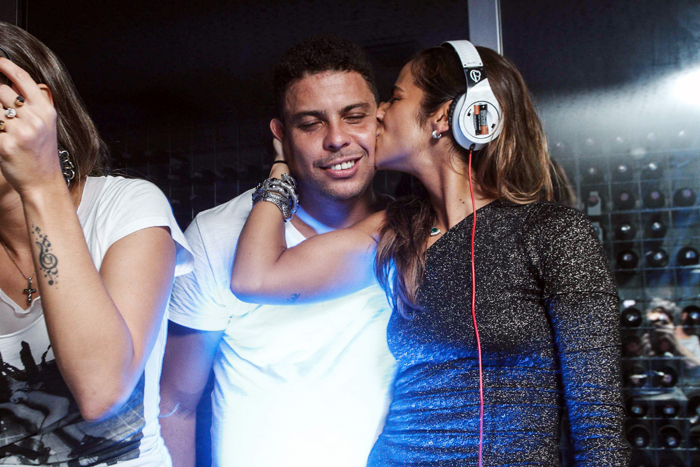 Ronaldo na cabine de som com Paula Moraes, DJ da noite
