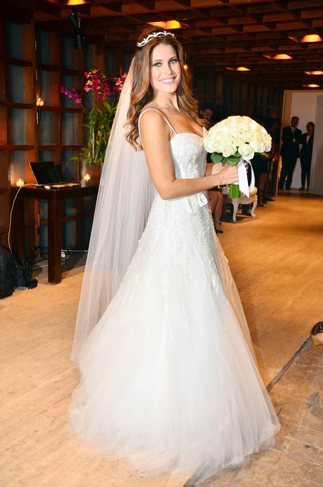  Ana Luiza Castro, linda em seu vestido de noiva