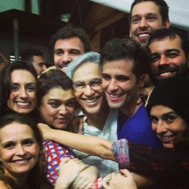 Caetano Veloso recebe abraço coletivo de famosos após show no Rio