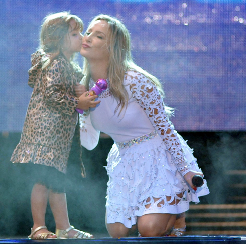 Claudia Leitte  com a sobrinha