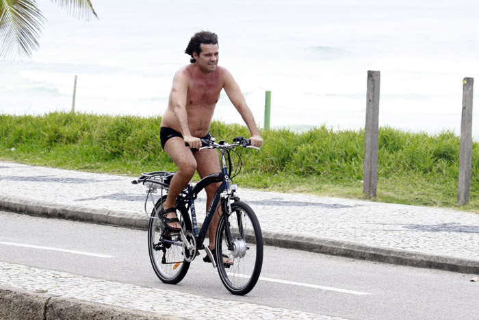 Felipe Camargo anda de bicicleta pela orla de Ipanema