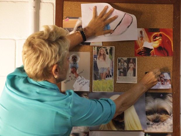 Bruna, filha de Fly, faz um desenho para Xuxa, que guarda o mimo em seu mural