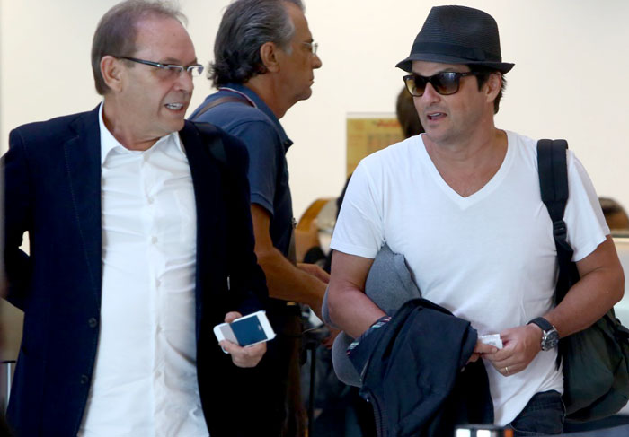 Marcelo Serrado e José Wilker se encontram em aeroporto no Rio