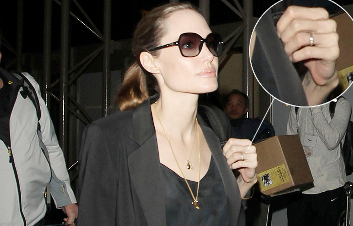 Angelina Jolie desembarca em Los Angeles com aliança na mão esquerda