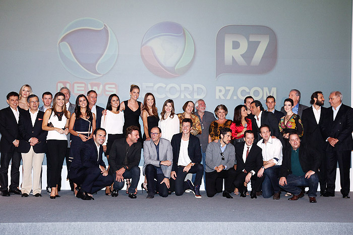 Elenco participa da apresentação da programação 2013 da Record