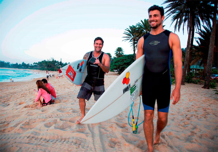  Cauã Reymond tem rotina de treinos de surfe intensa no Havaí