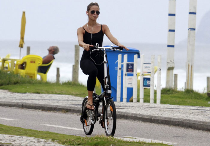 Fernanda de Freitas pedala pelo Rio com sua bicicleta dobrável