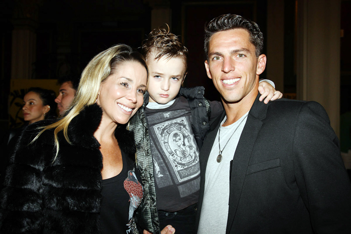 Danielle Winits com o filho Noah e o namorado