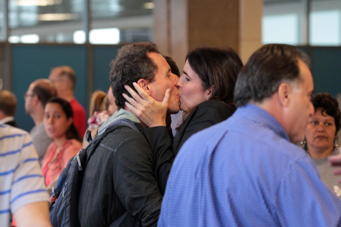  Tony Bellotto e Malu Mader trocam beijos carinhosos em aeroporto no Rio