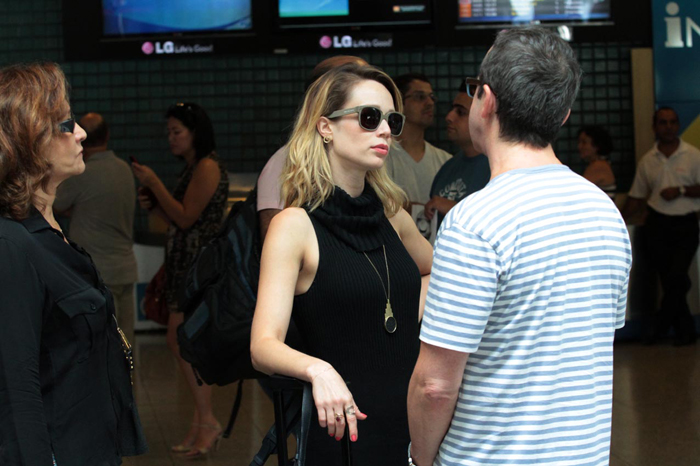  Tony Bellotto e Malu Mader trocam beijos carinhosos em aeroporto no Rio