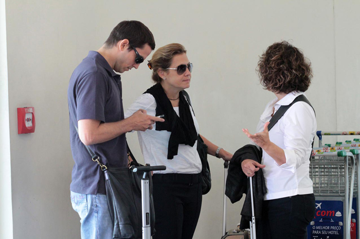  Tony Bellotto e Malu Mader trocam beijos carinhosos em aeroporto no Rio