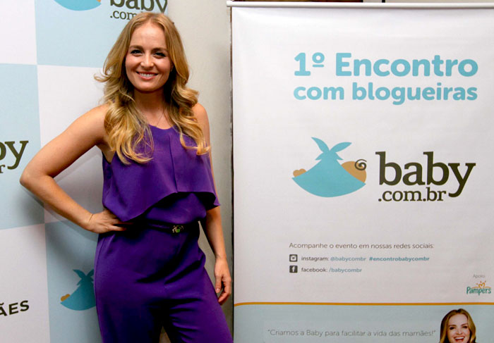 Angélica participa de encontro e blogueiras, em São Paulo