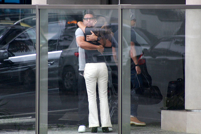 Em clima de romance, Ronaldo e Paula Morais trocam muitos beijos - Veja as Fotos