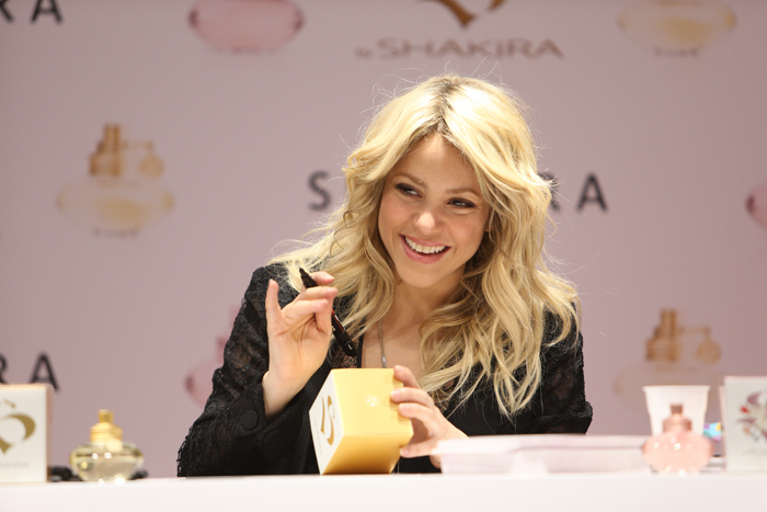 Shakira promove sua nova fragrância em Paris