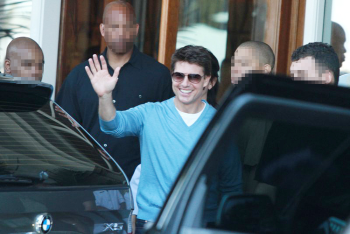 Tom Cruise deixa hotel no Rio de Janeiro muito bem humorado