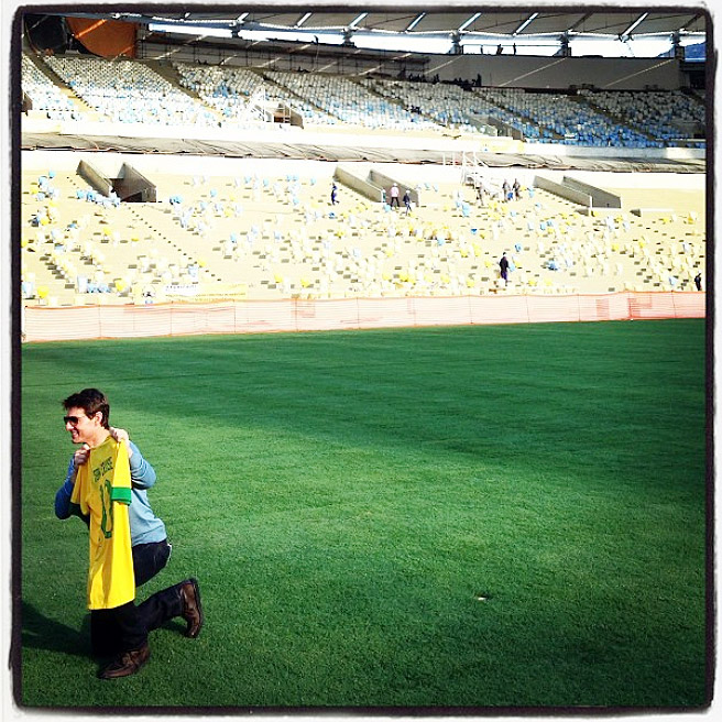 Tom Cruise visita o Maracanã e ganha camisa da Seleção Brasileira