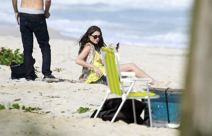 Alinne Moraes curte praia no Rio, mas não fica de biquíni