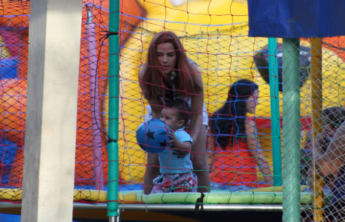 Wanessa brinca com o filho no Rio de Janeiro
