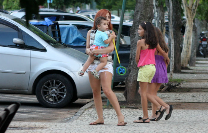 Wanessa brinca com o filho no Rio de Janeiro