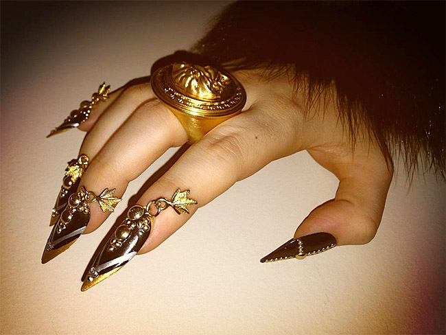 Lady Gaga usa pingentes com folhas de maconha nas unhas