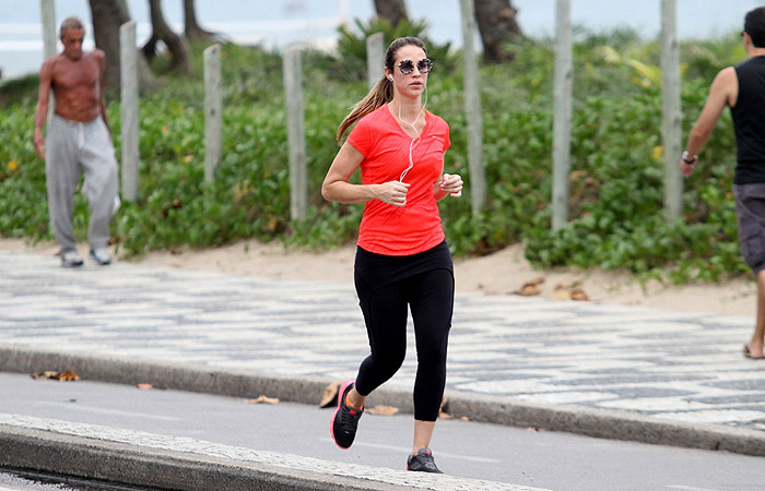 Luana Piovani corre na orla do Leblon