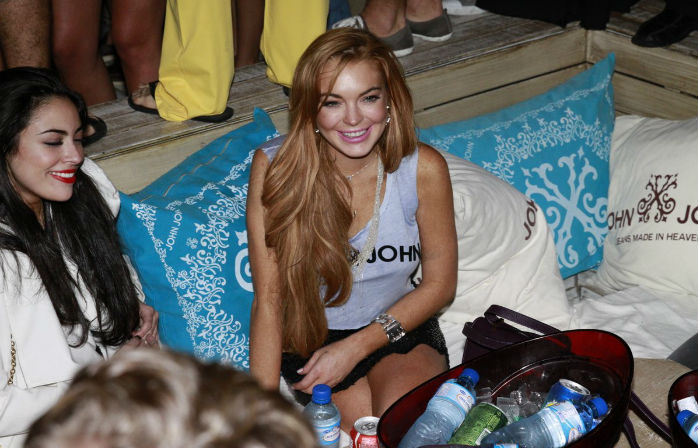 Lindsay Lohan curte balada com amiga em Florianópolis