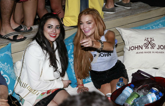 Lindsay Lohan curte balada com amiga em Florianópolis