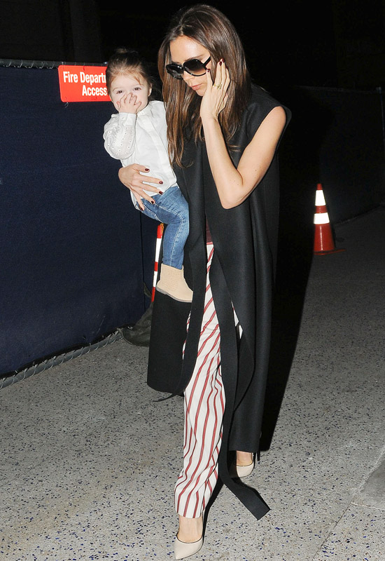 Harper Beckham esconde o rostinho dos paparazzi ao desembarcar em Los Angeles