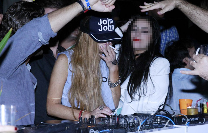 Lindsay Lohan curte balada com amiga e vira DJ em Florianópolis