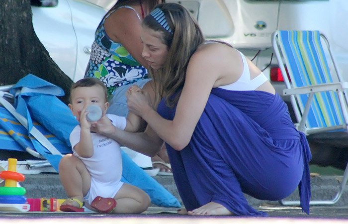  Luana Piovani leva seu filho para brincar na orla do Leblon