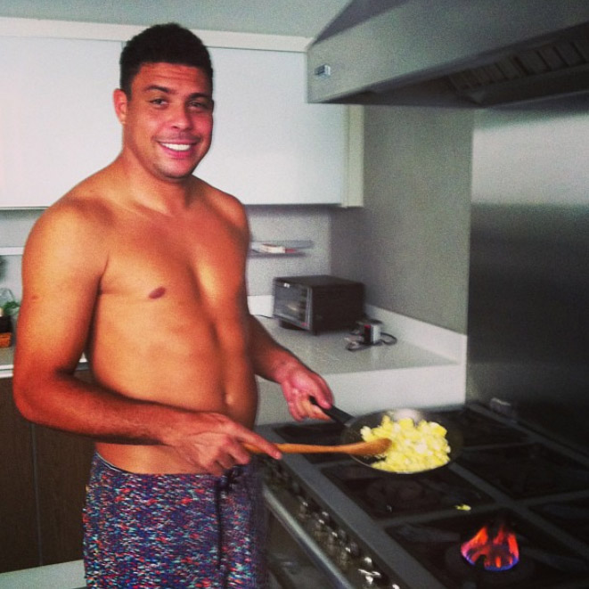  Ronaldo prepara ovos para Paula Morais: “Lugar de homem é na cozinha”