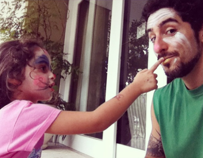 Marcos Mion posta foto com o rosto todo pintado pela filha