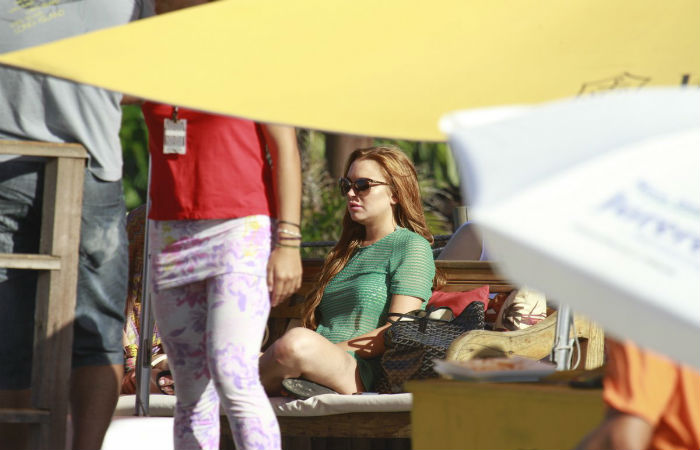 Lindsay Lohan curte praia em Florianópolis