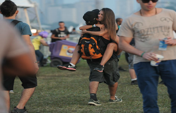 Caio Castro curte o Lollapalooza com amiga