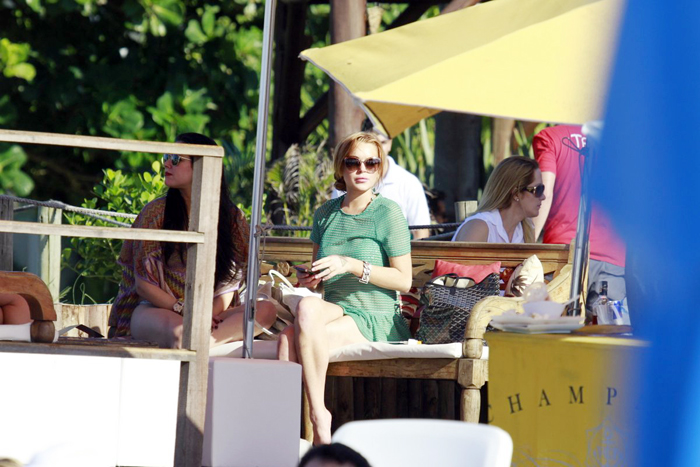 Lindsay Lohan toma um solzinho em Floripa