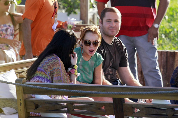 Lindsay Lohan com amigos em praia de Floripa