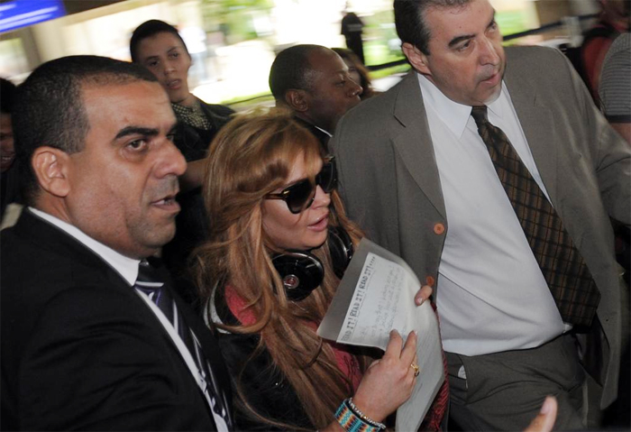 Lindsay Lohan chegou a São Paulo na quinta-feira (28) e foi escoltada por seguranças