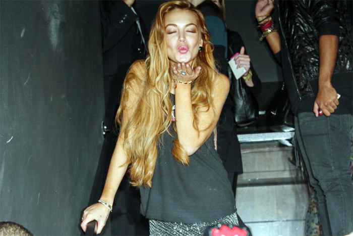 Lindsay Lohan manda rápido beijo e evita conversar com a imprensa na quinta-feira (28), em São Paulo